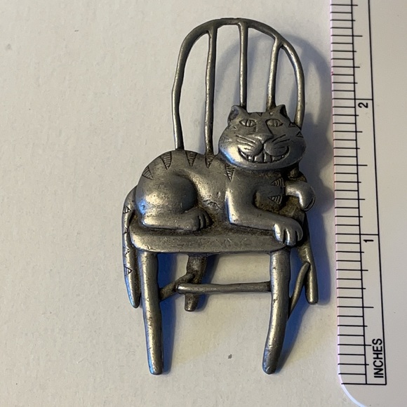 Vintage JJ Jonette Pewter Cat Brooch Smiling Cat Sitting on a Chair Silver Tone - Picture 4 of 6